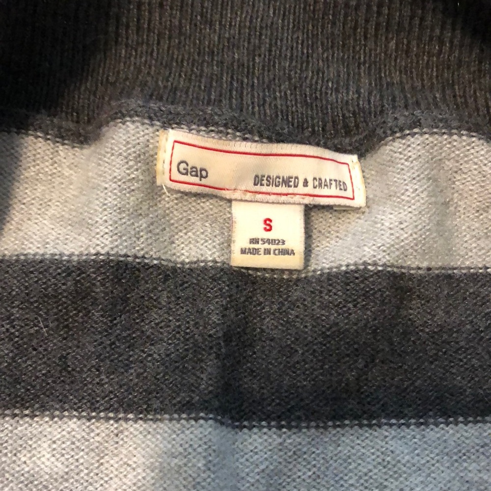 GAP small sweater - Picture 2 of 3